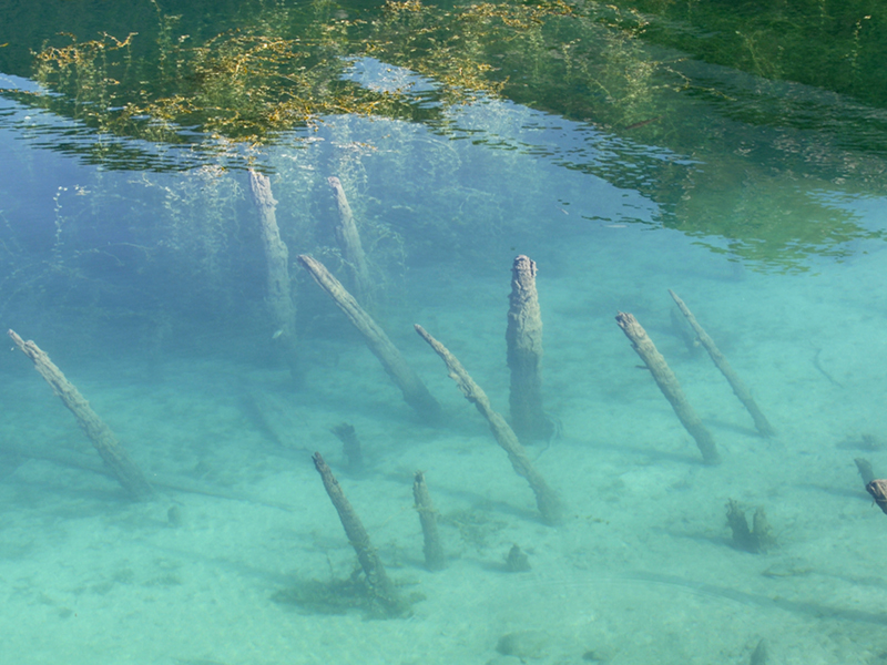 Lago con palafitte
